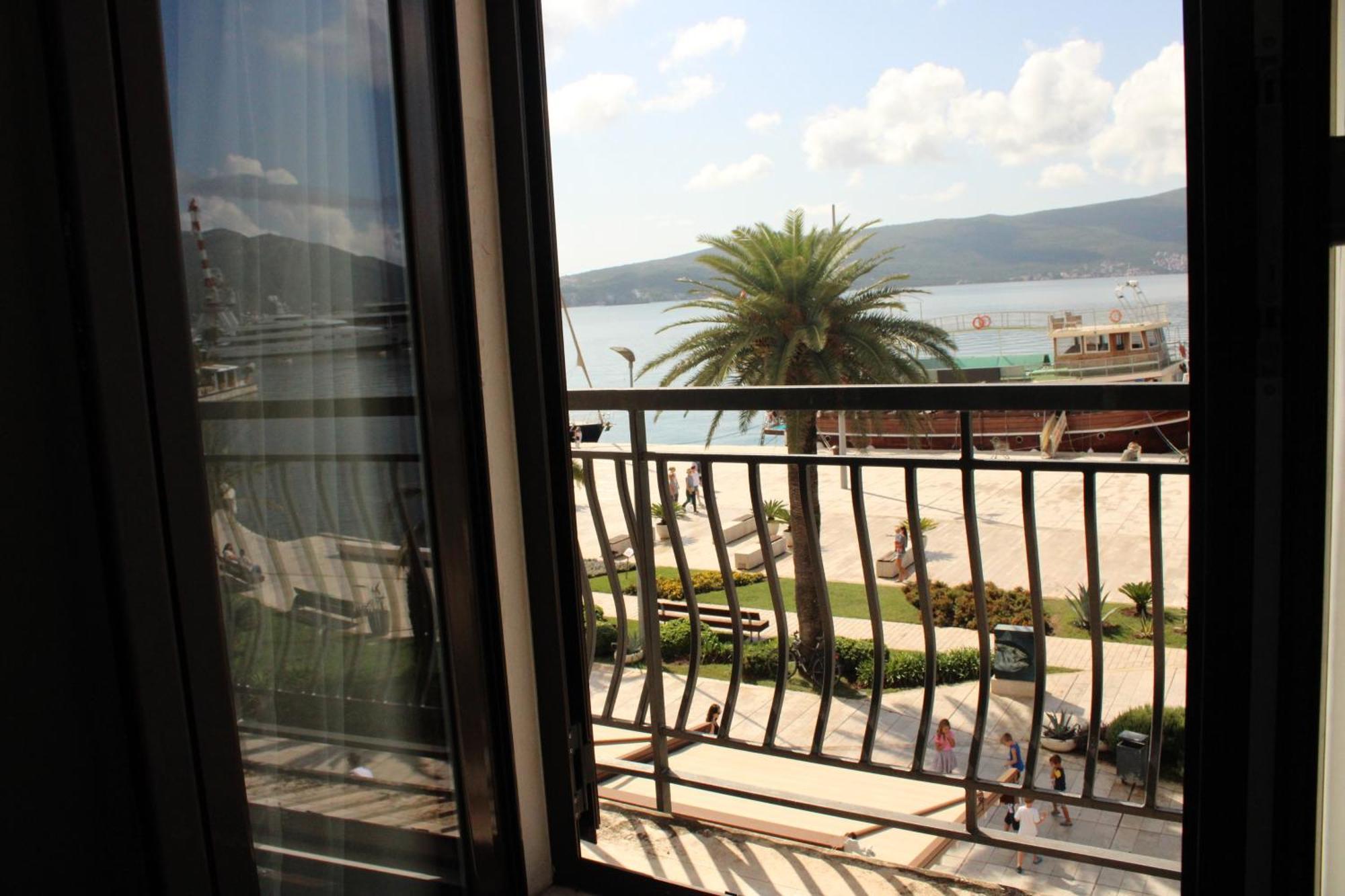 Hotel Pine Tivat Exterior foto